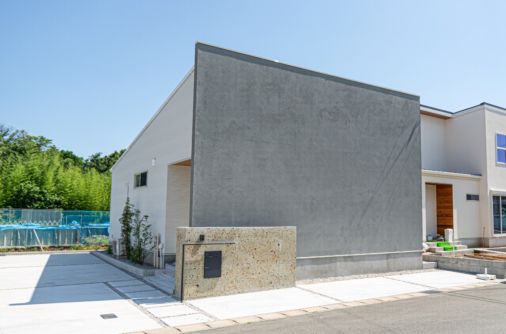 視線を遮る大きな壁の安心感